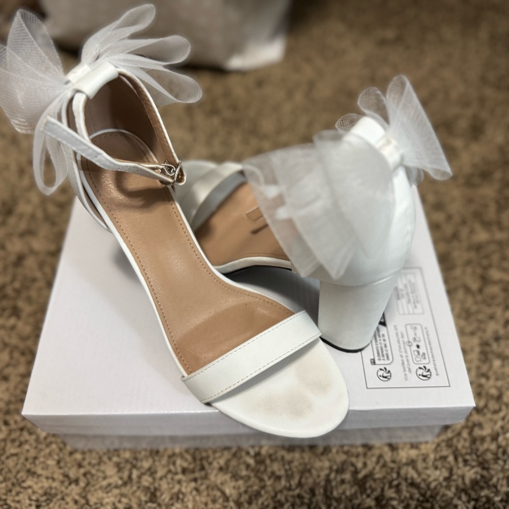 Elegant White Heeled Sandals with Bow